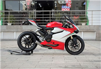 BEN NÂNG  1 GẮP DUCATI 1199