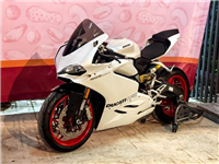 BEN NÂNG XE DUCATI 959